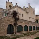 Una volta superato il passaggio ci ritroviamo cos� in un�area chiusa a destra da Villa Lamparelli, un tempo di propriet� della stirpe suddetta...